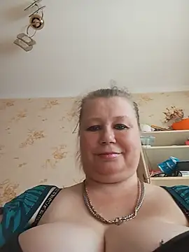 KiraStanton live