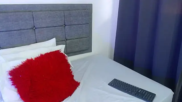 Emily_milfF live