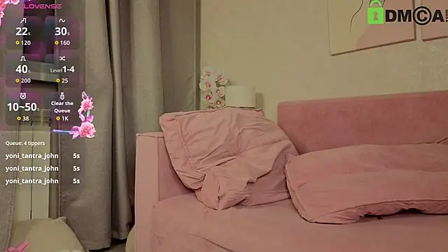 Emily_Lews live