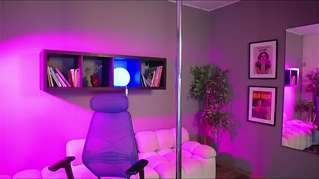 Millie_Volturi live