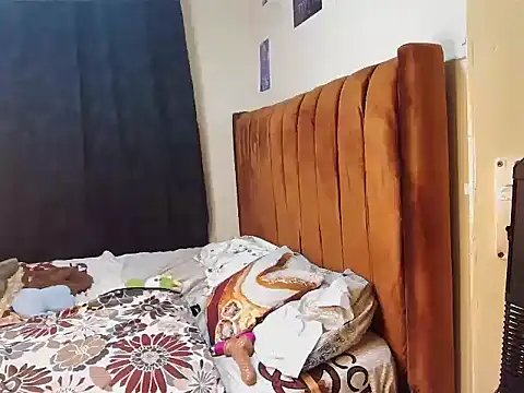 PrettyNyra live