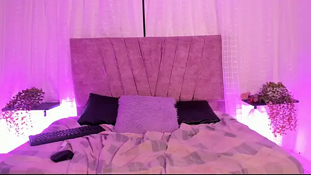 Emilie_Jones live