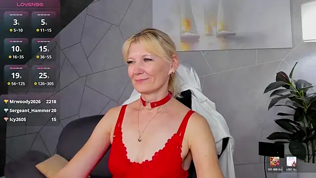 Julie_Lucas live