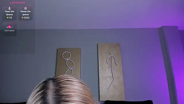 NiaHolland live