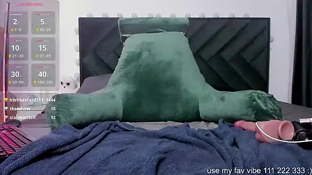 LuvlyAria live