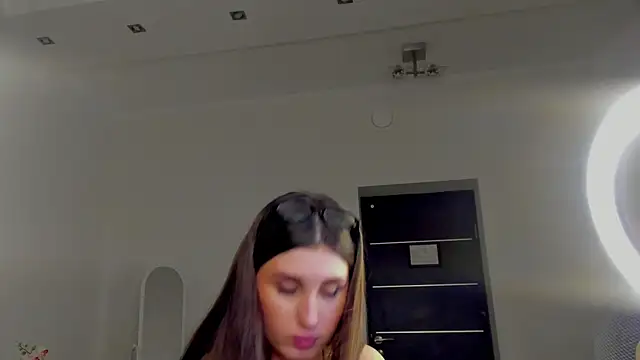 Emily_Lews live