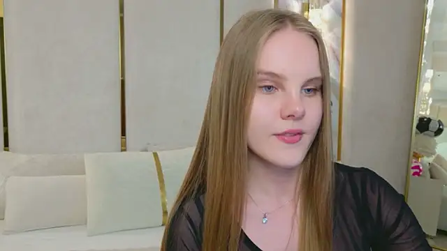 Lili_Lohan live