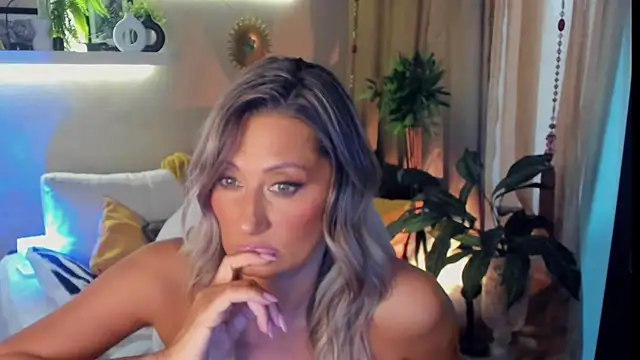 SarahAlluring live