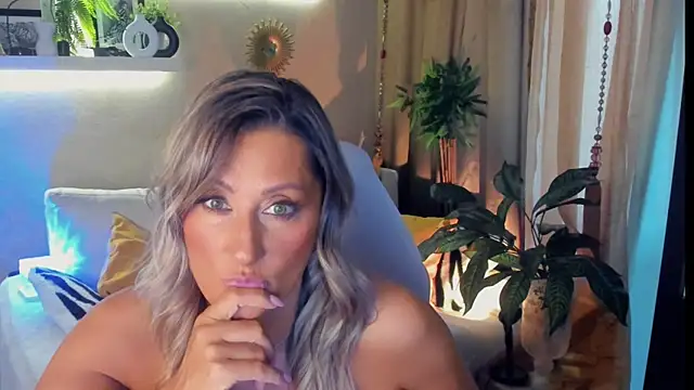 SarahAlluring live