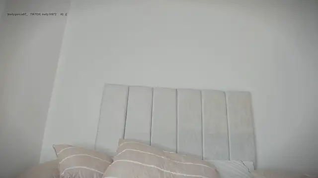 Ally_Snow live