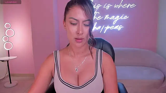 ArianaDumont live