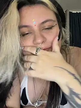 NaylaVelvet live