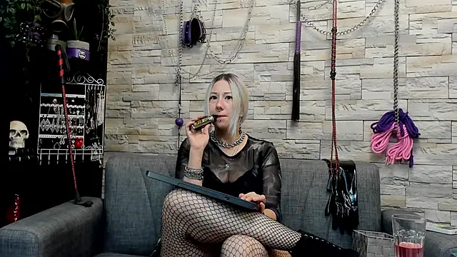 Miss_Kaz live