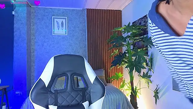 Zoee_Kiss_ live