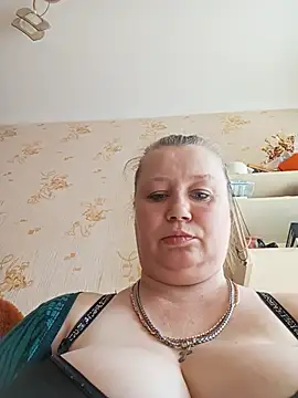 KiraStanton live
