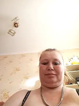 KiraStanton live