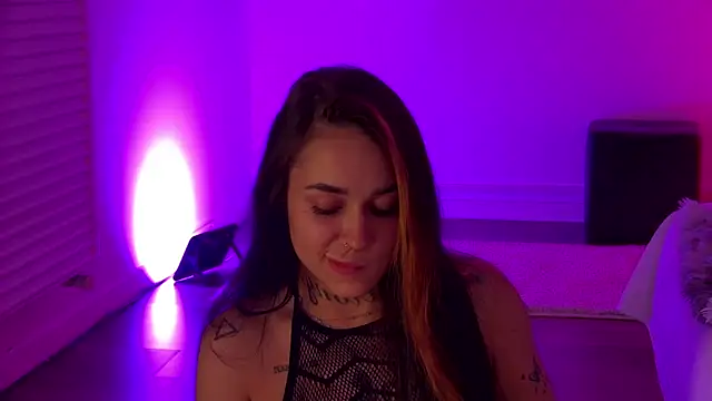 KyraDesire live