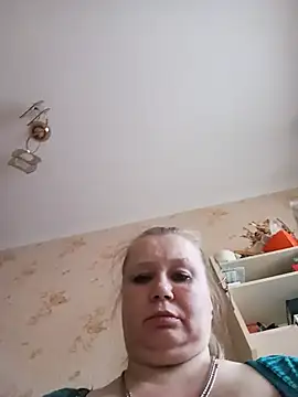KiraStanton live