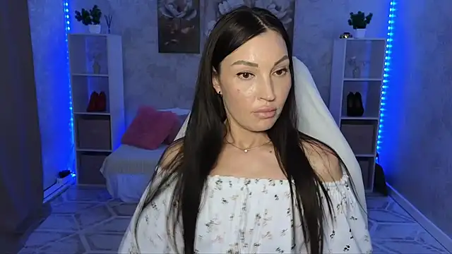 NikoleMills live