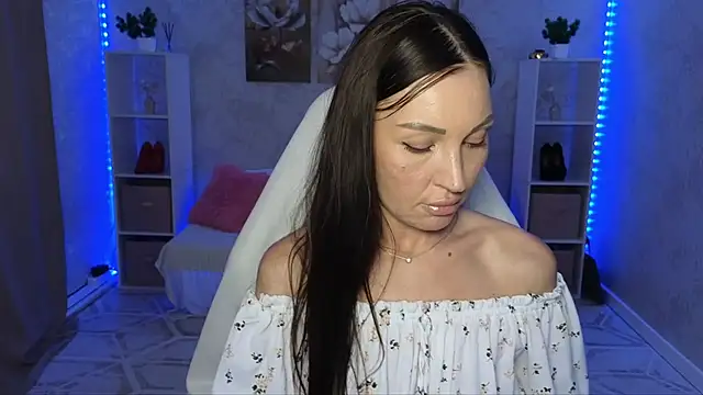 NikoleMills live