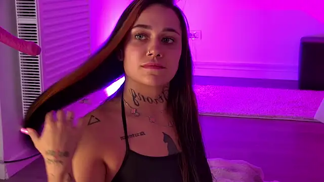 KyraDesire live