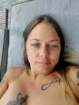 Couple_Canada live