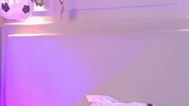NaomiKlarc live