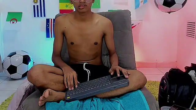 triiangel_latinboy live