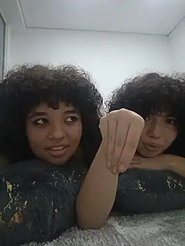 Chloe_and_Violeta live