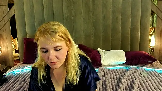 Kirra_Salute live