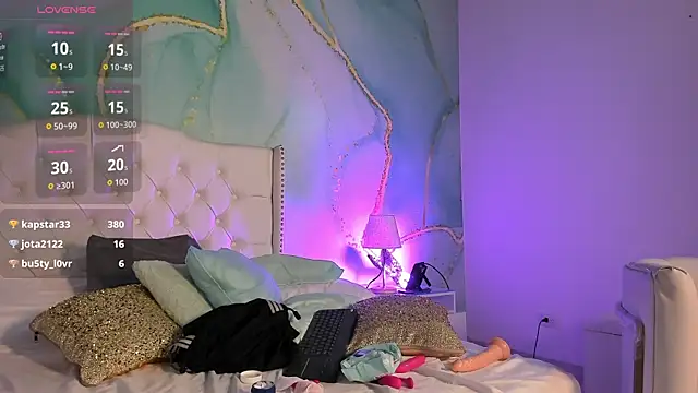 Ashliey_Roberts live